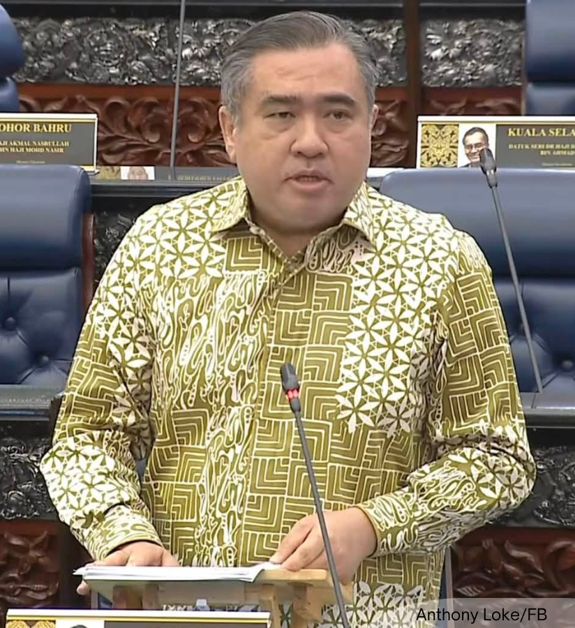 NewsBFM's tweet photo. Malaysia has about 40.77 million registered vehicles, roughly two million more than the 38.7 million recorded at the end of 2024.

The growing number of personal vehicles has worsened congestion and reduced productivity as Malaysians spend more time in traffic, said Transport Minister Anthony Loke.

🧵1