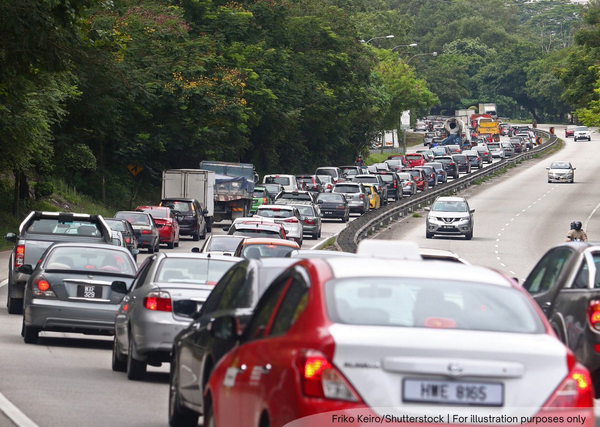 NewsBFM's tweet photo. Malaysia has about 40.77 million registered vehicles, roughly two million more than the 38.7 million recorded at the end of 2024.

The growing number of personal vehicles has worsened congestion and reduced productivity as Malaysians spend more time in traffic, said Transport Minister Anthony Loke.

🧵1