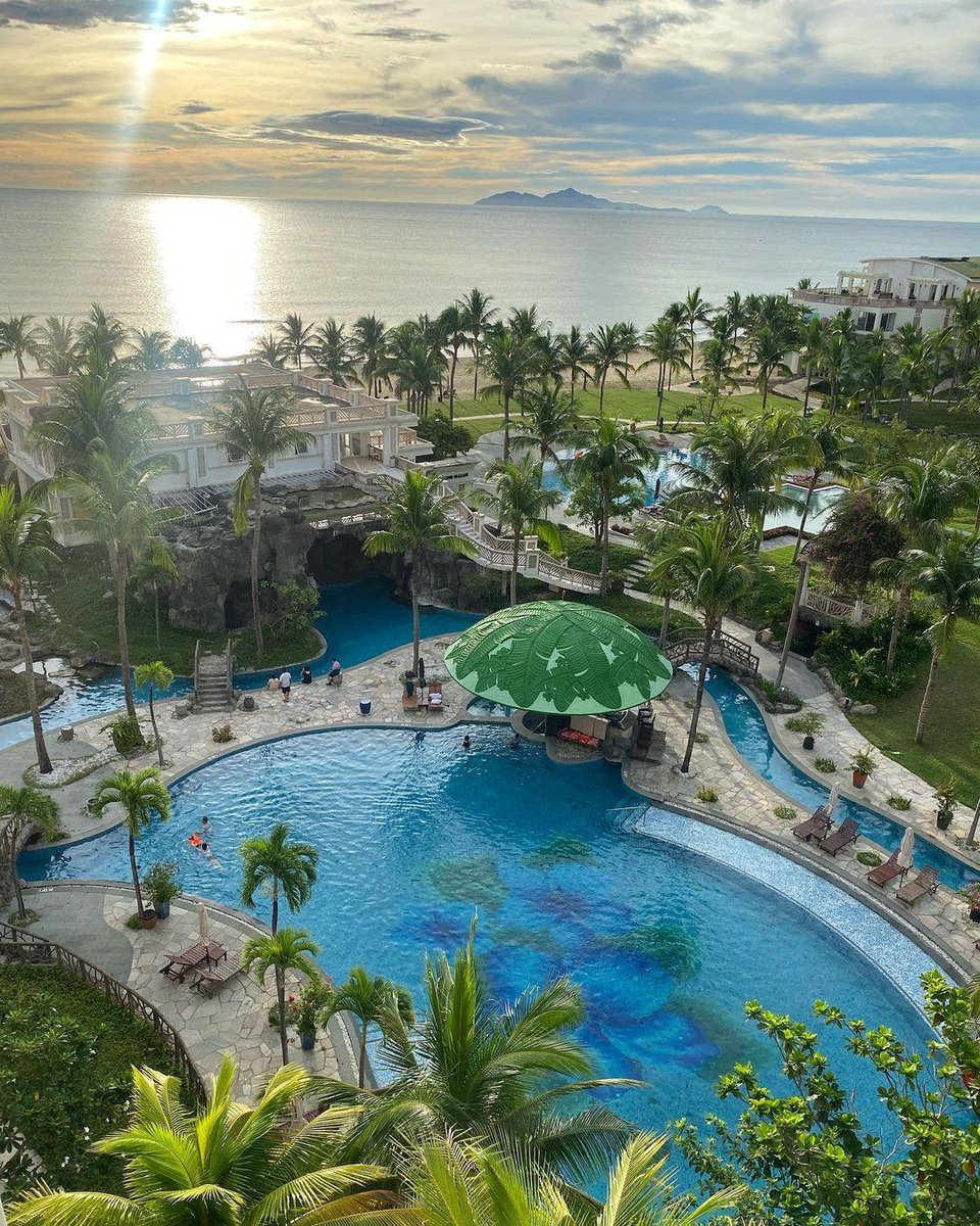 netoMendel's tweet photo. Chào ngày mới tại Olalani Resort, nơi bình minh rực rỡ bên bãi biển riêng, không gian xanh mát và hồ bơi trong xanh giúp bạn tái tạo năng lượng, tận hưởng từng khoảnh khắc bình yên. https://t.co/IX3fe8ilWG