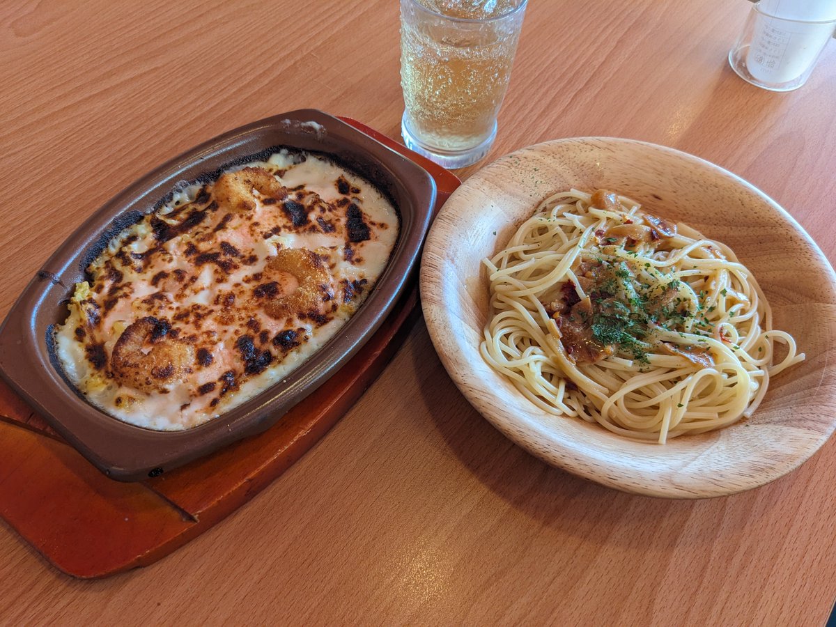 UJIARMy's tweet photo. サイゼリアにて、タラコとポップコーンシュリンプのドリアとペペロンチーノ #menban https://t.co/BbLzhyc0rE