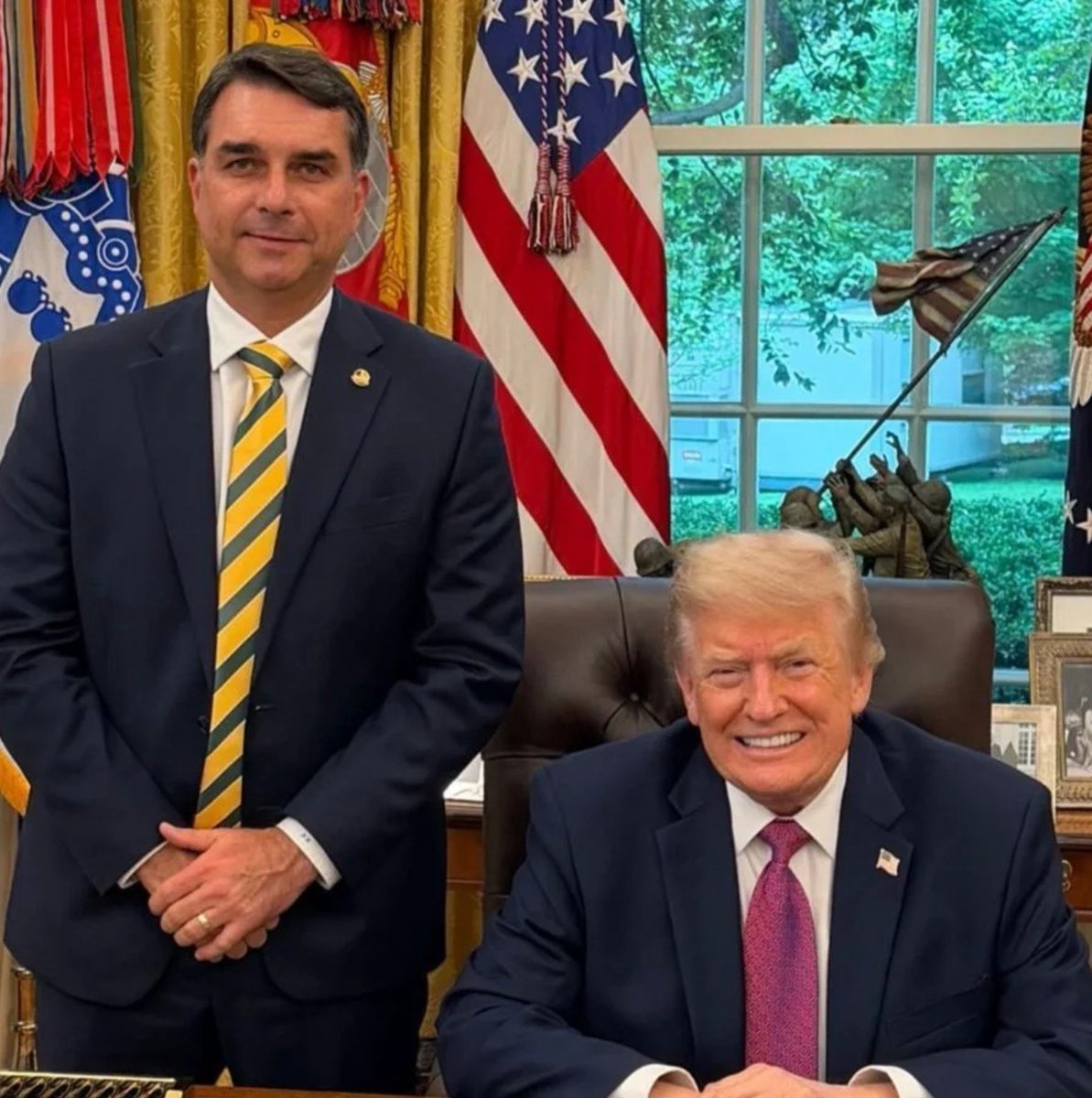 Chupeinews's tweet photo. 🚨CARALHO: Flavio Bolsonaro é pego no flagra usando figurinhas de 'Boykisser' em chat com Donald Trump. https://t.co/0qH7I3qUpV