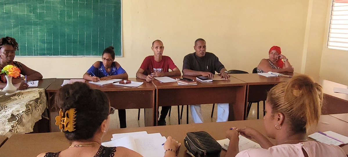 Rafaelvt95's tweet photo. En el Consejo de Dirección del @IpiMaceo32724 con la presencia de @romero_tam56484 se proyectan acciones para fortalecer la estrategia docente productiva y la formación profesional de los futuros técnicos medios. @yoeaberob1 @LienMons @CubaMined @Educa_Gtmo https://t.co/wn6C0TTsoj