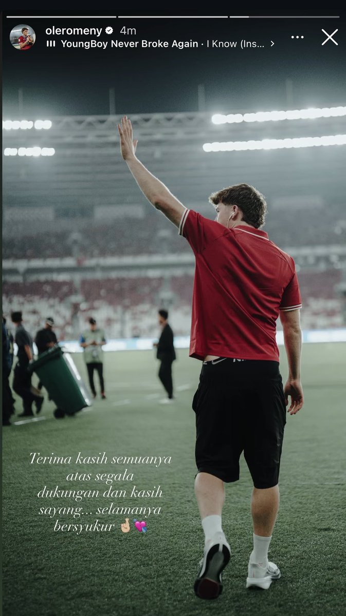mbahasbal's tweet photo. Ada yang menarik dari story Ole Romeny pagi ini, foto ia melambaikan tangan ke arah tribun penonton dengan tulisan:
“Terima kasih semuanya atas segala dukungan dan kasih sayang.. selamanya bersyukur 🤞💘”

Terpantau malam tadi Ole sudah otewe kembali ke klub setelah jeda internasional ini. Fortuna Sittard yang saat ini sedang berada di peringkat 6 klasemen Eredivisie, akan melawan Twente pada 11 Oktober nanti. 

Semoga sehat-sehat dan sukses selalu, Ole! 🇮🇩
