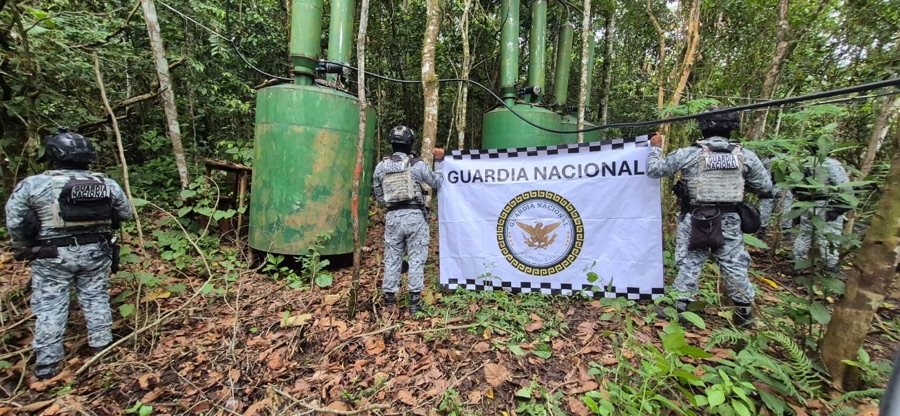 GnMexa's tweet photo. 🚨 Operativo en Guerrero: Autoridades federales y estatales localizaron e inhabilitaron 3 laboratorios clandestinos y aseguraron 8 inmuebles en Atoyac de Álvarez, con precursores químicos, material y equipo para fabricar droga sintética.#Guerrero #AtoyacDeÁlvarez #GuardiaNacional https://t.co/bIAkXDd0c5