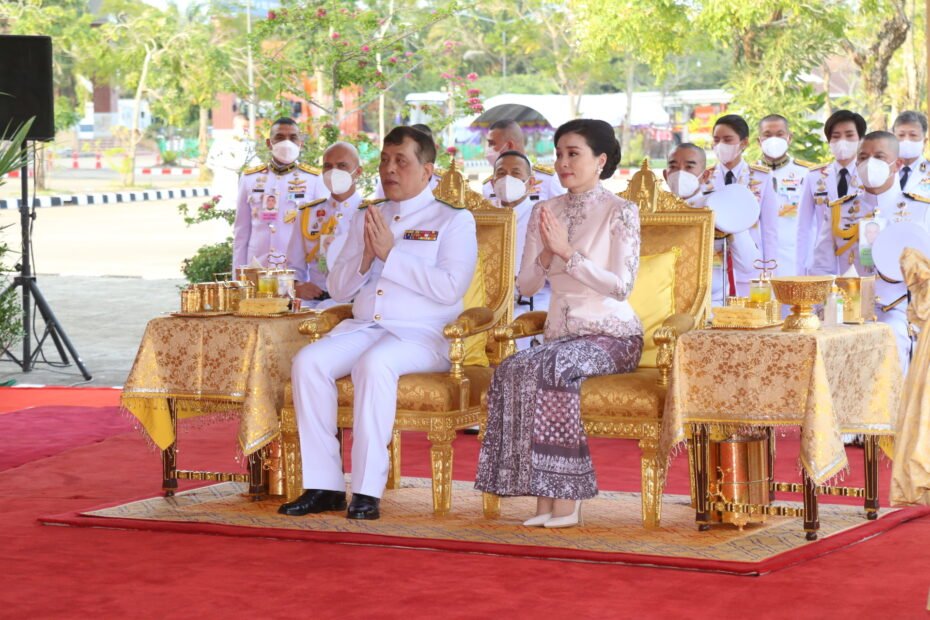 army15102's tweet photo. เมื่อเวลา 17.06 น. วันที่ 30 ก.ย.66 พระบาทสมเด็จพระเจ้าอยู่หัว-สมเด็จพระนางเจ้าฯ พระบรมราชินี เสด็จฯ ไปทรงเปิด "ศาลหลักเมือง-ศาลากลางจังหวัดนราธิวาส https://t.co/4gZNRops0r