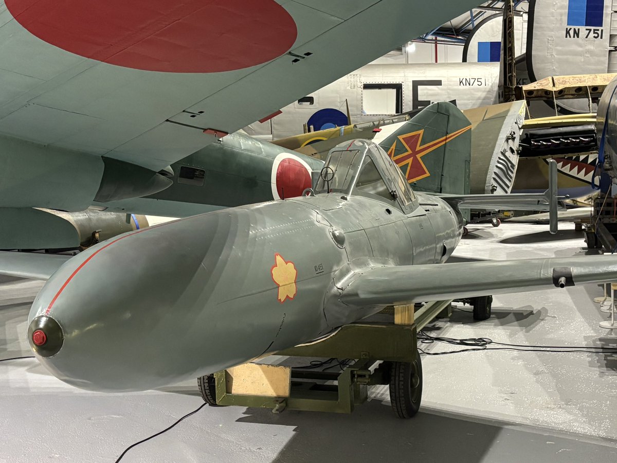 kuz_kaz's tweet photo. ボービントンからロンドンへ
戦車だらけの旅行の最終日は、空軍博物館へ駆け込む。
多くの機体をすり抜けて一気に100式司令部偵察機と五式戦の前に立つ。そっとプロペラの端に触れてみて個体の記憶と交信を試みたが、やはり無言だった。
稼働してるような美しい輝きを放つ整備状況は有り難く感じた。 https://t.co/2kdVFaLxz4