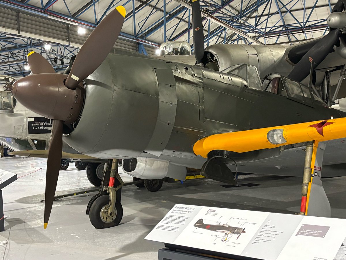 kuz_kaz's tweet photo. ボービントンからロンドンへ
戦車だらけの旅行の最終日は、空軍博物館へ駆け込む。
多くの機体をすり抜けて一気に100式司令部偵察機と五式戦の前に立つ。そっとプロペラの端に触れてみて個体の記憶と交信を試みたが、やはり無言だった。
稼働してるような美しい輝きを放つ整備状況は有り難く感じた。 https://t.co/2kdVFaLxz4