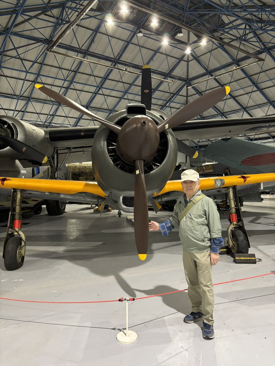 kuz_kaz's tweet photo. ボービントンからロンドンへ
戦車だらけの旅行の最終日は、空軍博物館へ駆け込む。
多くの機体をすり抜けて一気に100式司令部偵察機と五式戦の前に立つ。そっとプロペラの端に触れてみて個体の記憶と交信を試みたが、やはり無言だった。
稼働してるような美しい輝きを放つ整備状況は有り難く感じた。 https://t.co/2kdVFaLxz4