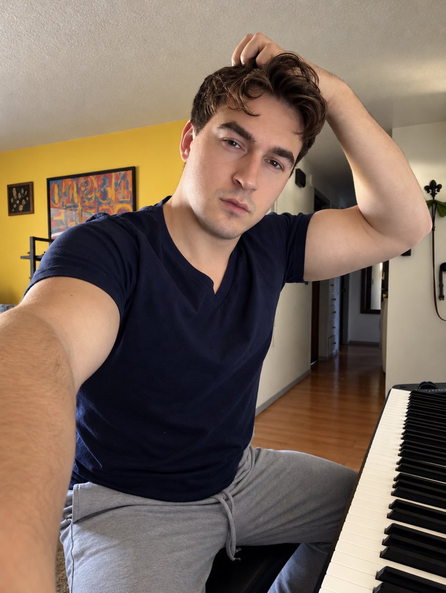 JDUpClose's tweet photo. “What should I play for you? 🎹👀” https://t.co/PykZbgSXqu