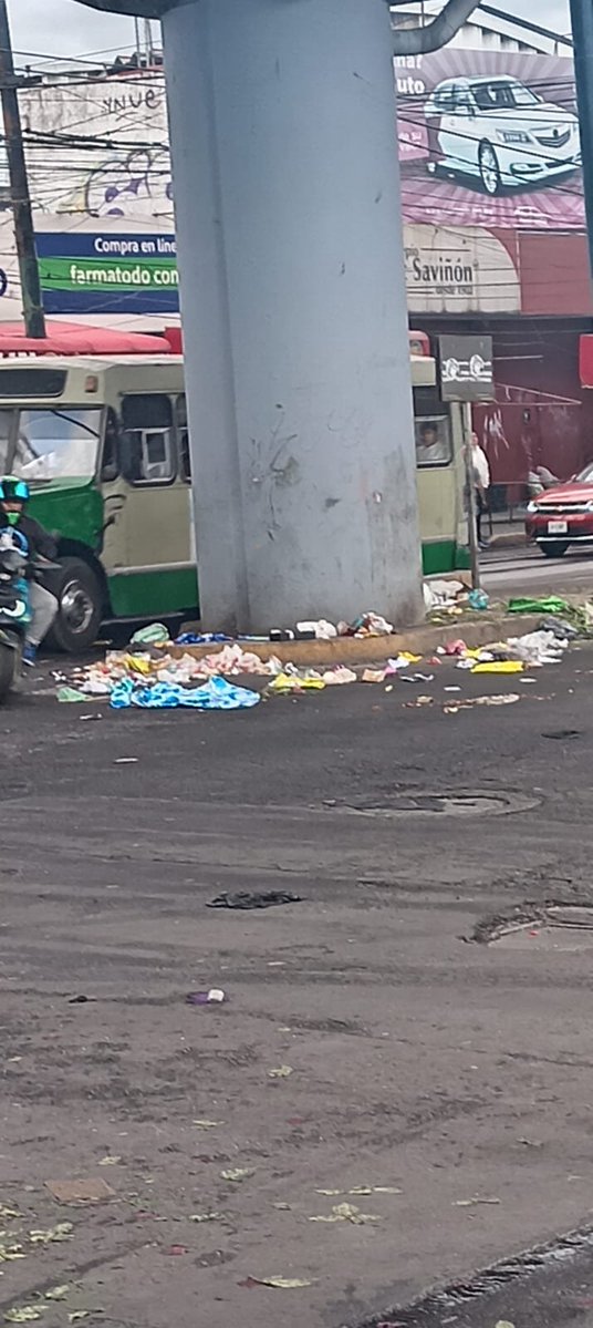 ArronisPatt's tweet photo. @MrElDiablo8 Y ayuda mucho a este caos que la gente tira bolsas de basura en la calle ya a un grado de exageración. Esta foto es de av taxqueña esq. av Tláhuac  vía principal atascada de basura y puestos. https://t.co/KwwoVF7ikl
