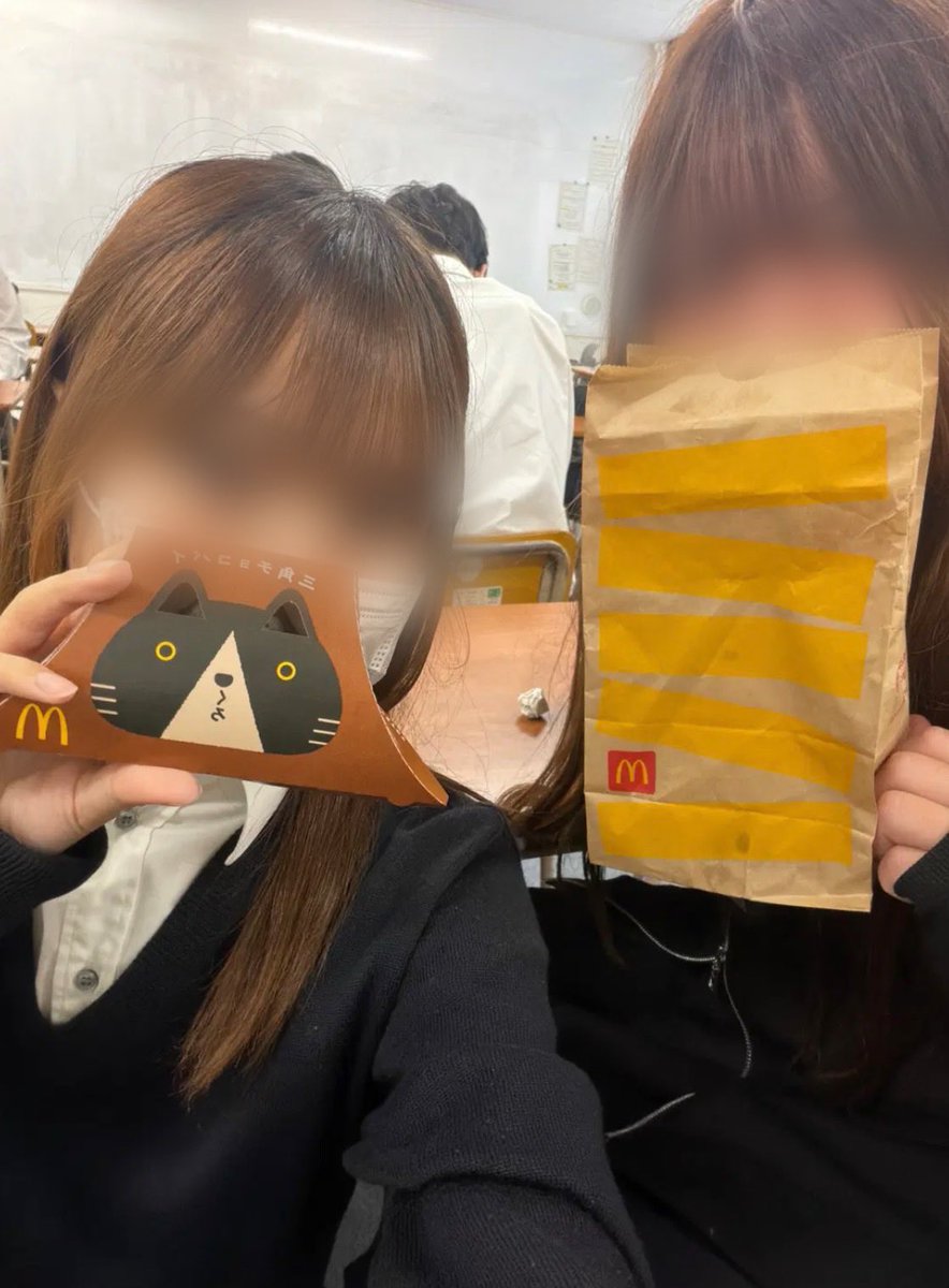 sqmi_37's tweet photo. 初日の朝から友達と学校で三角チョコパイ🍫🤎
#今年も三角チョコパイの季節 https://t.co/nATImUDr41