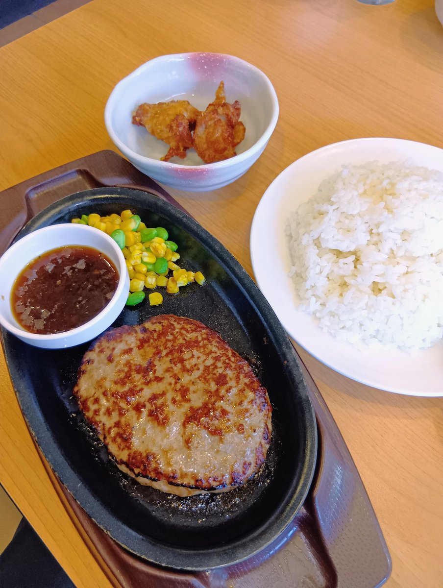 ValhallaDiablo's tweet photo. 「ガスト 八代店」
鉄板ハンバーグにライス大盛🍴
から好しの唐揚げも食べてみたかったので２個付けました😋

＃ガスト https://t.co/Xsg0HFxF3Q