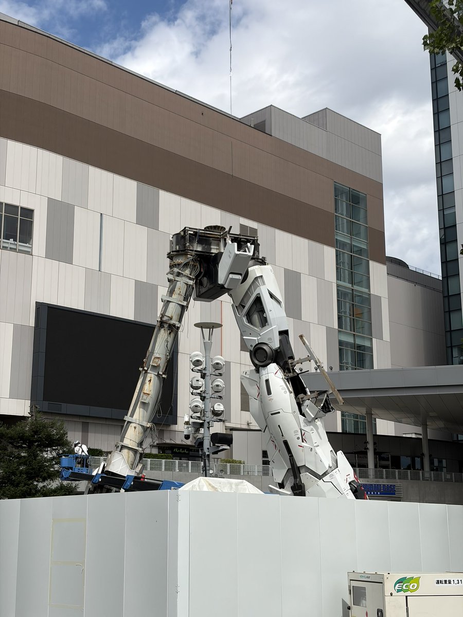 hidane_FIRE's tweet photo. ふと思いたってお台場に来てみました。
ユニコーンガンダムが左脚だけになってました。
何回も見にきたけど、ユニコーン、カッコよかったなぁ https://t.co/KHRlwu8IPo