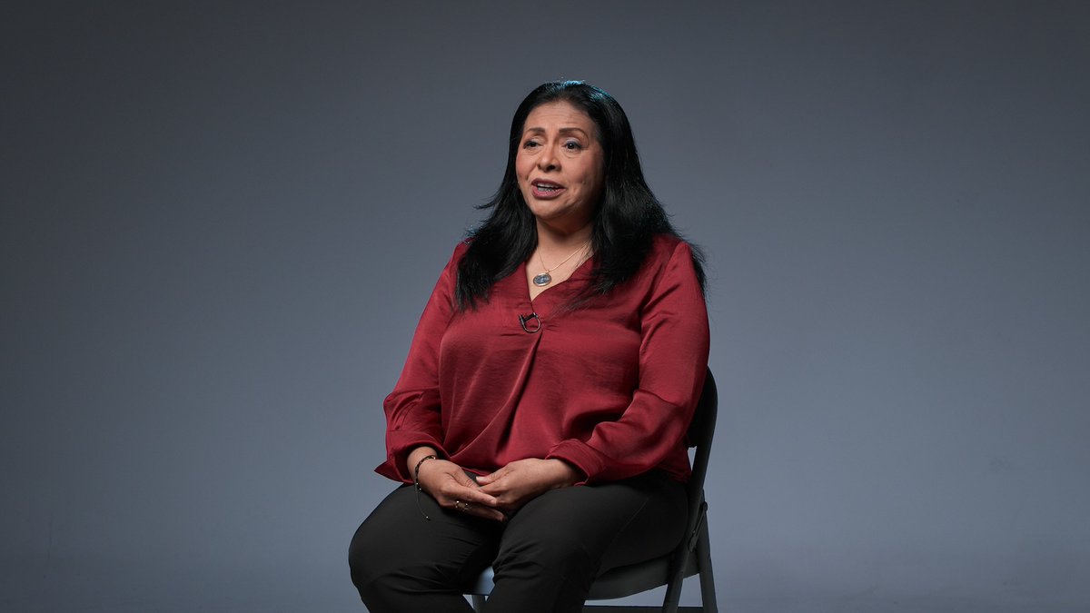 lagranaldea's tweet photo. #ManualparaVolver «En El Helicoide uno deja de ser dueño de su vida; es un depósito de personas». Dignora Hernández relata la crudeza del presidio político:

8 días desaparecida, 72 días para una audiencia de presentación, sin abogados privados ni acceso a su expediente. Casi dos años de encierro ilegal.

🔗 https://t.co/hzWKsPrgOR