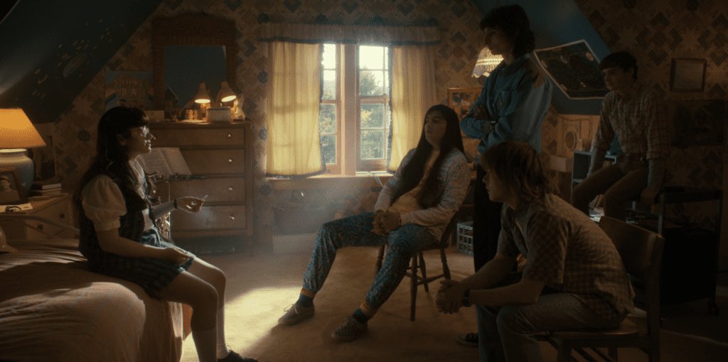 ode_to_icarus's tweet photo. throwback to Suzie’s house shapeshifting from s3 to s4 but her room magically staying the same https://t.co/YoGUstwI1D