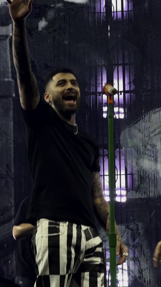 zaynmbase's tweet photo. HE’S SO HAPPY PERFORMING

📸: @hadassahhh https://t.co/JjeVPrPvkj