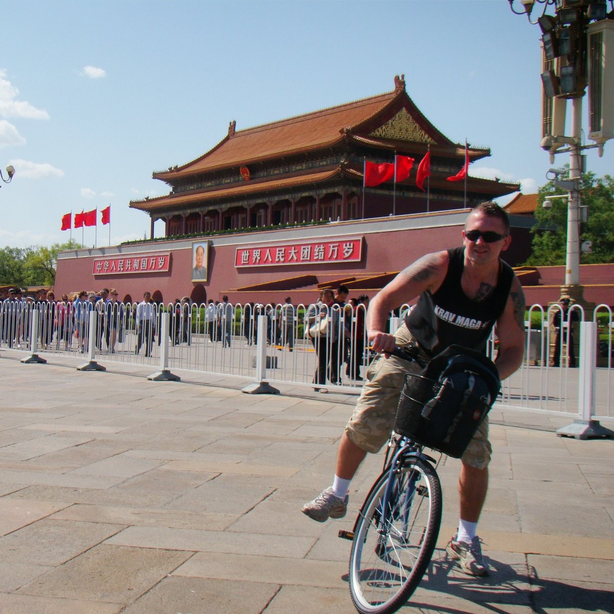 rociitopereyra's tweet photo. Pekin, Plac Tiananmen i Brama Niebiańskiego Spokoju z portretem Mao. Kiedyś można było swobodnie zwiedzać centrum na rowerze, dziś dostęp jest mocno ograniczony. Chiny się zmieniają, ale wciąż chcę tu wrócić. https://t.co/pTzFoInNDe