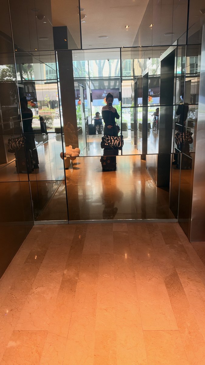 feifei_MEXC's tweet photo. So lucky I managed to check in early! ✈️ Token2049, here I come! 🚀 See you guys later! 👋

#token2049 #singapore #mexc https://t.co/ZnBEvkZUQ2