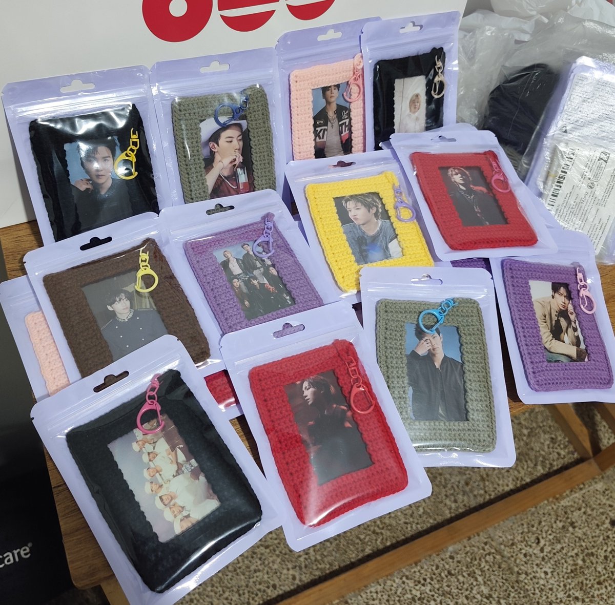 alelovesbts19's tweet photo. Holi estos son mis freebies pal 9, reciban bien armys de mierda que me duele los dedos de tanto tejer xd (son photocard holders) https://t.co/HFN2P5efes