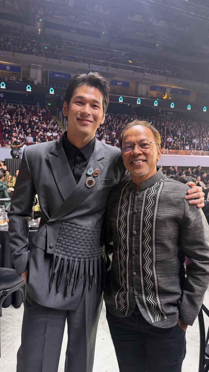 itswilbertross's tweet photo. Di ko napigilan pagkafanboy 🤩
Sabi ko talaga, “sir pwede pa hug”
It’s an honor to share the stage with you 
sir Noel Cabangon ❤️ https://t.co/RQGNyF79WL