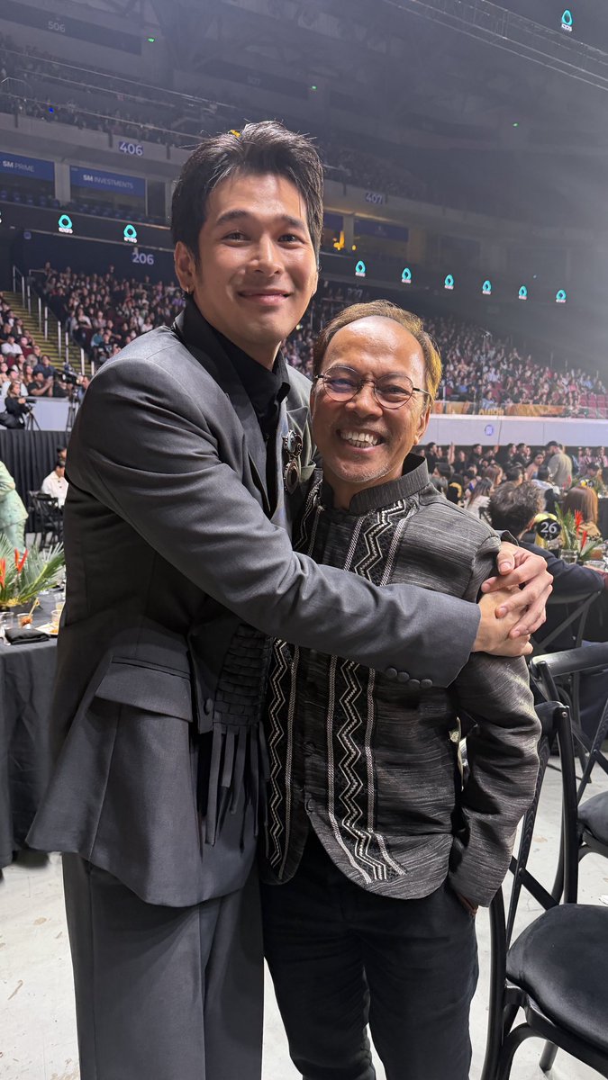 itswilbertross's tweet photo. Di ko napigilan pagkafanboy 🤩
Sabi ko talaga, “sir pwede pa hug”
It’s an honor to share the stage with you 
sir Noel Cabangon ❤️ https://t.co/RQGNyF79WL