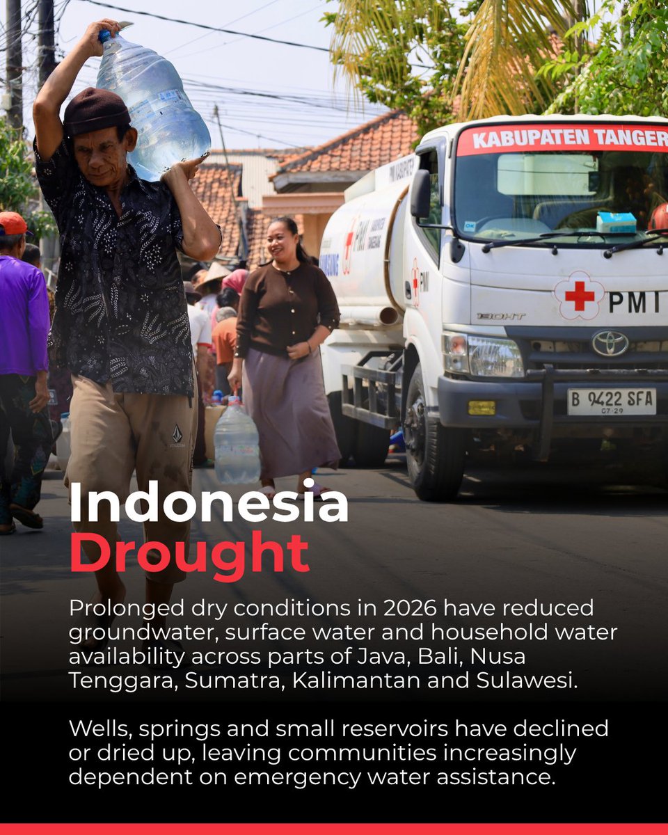 IFRCAsiaPacific's tweet photo. As drought worsens across Indonesia, communities are facing growing shortages of safe water.

Since June, @palangmerah has been delivering emergency water and supporting communities with hygiene, water conservation, and health messages.

Together with partners and with support from IFRC Disaster Response Emergency Funds (@IFRC_DREF), volunteers are helping communities cope and respond.

Read the operation report here: https://t.co/3IzCiMwrzp