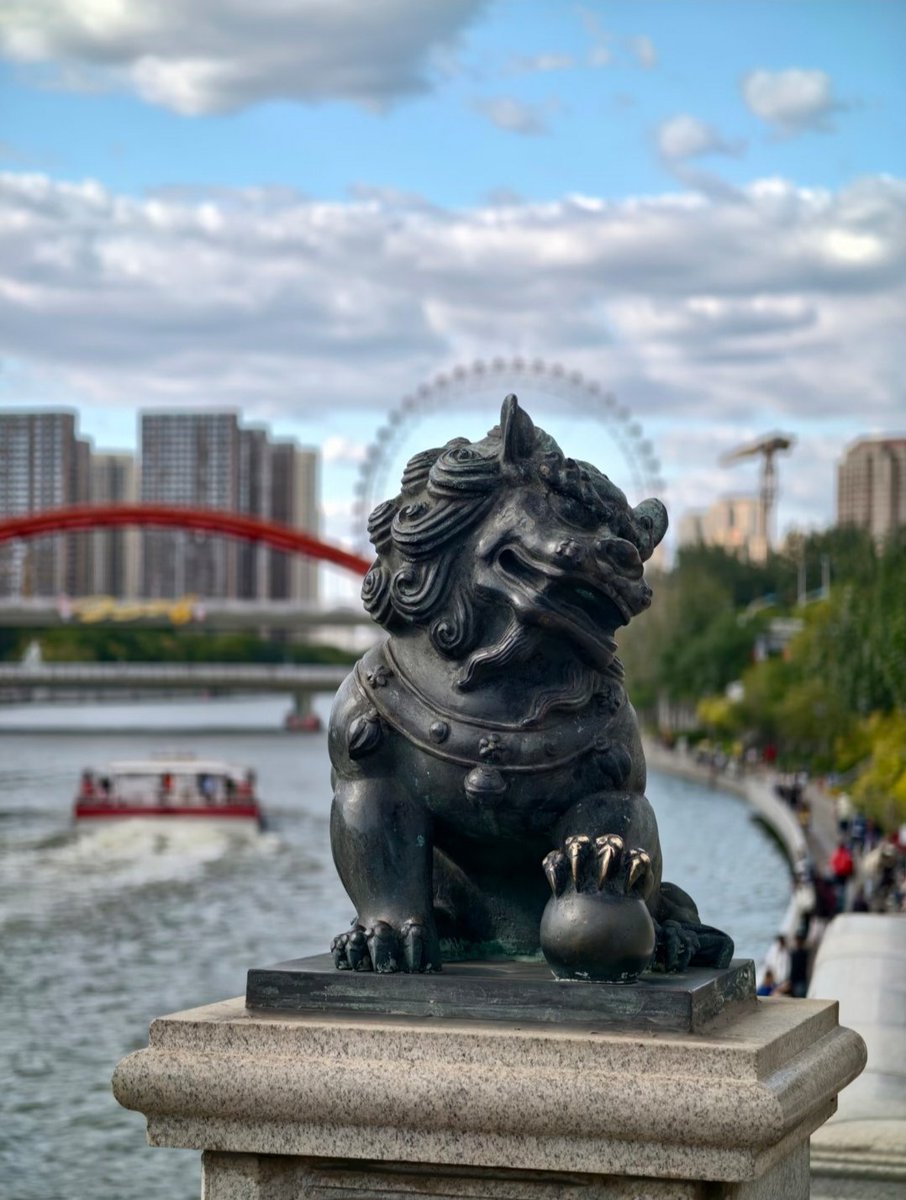 yanjiuri's tweet photo. #天津 海河狮子林桥一景:被游客盘的油光锃亮的小狮子😂😂😂 https://t.co/o2T7HEVBQ9