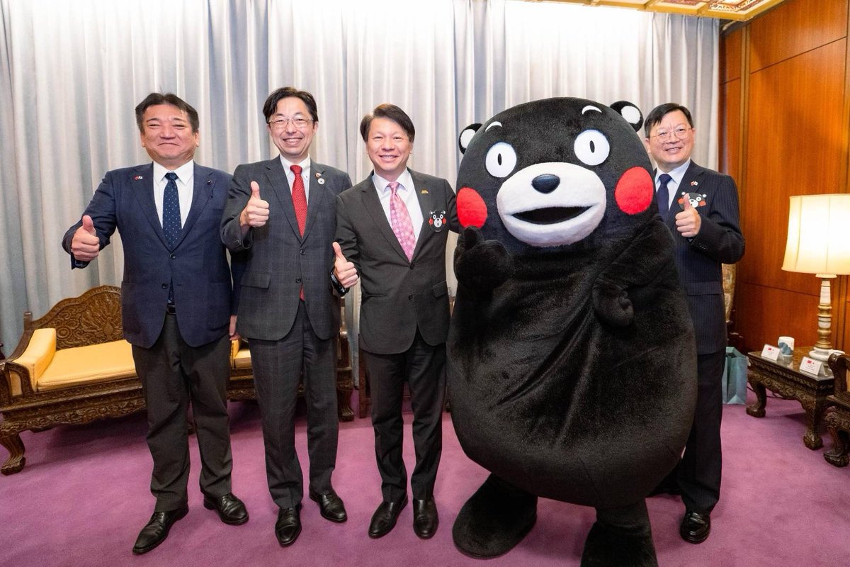 MOFA_Taiwan's tweet photo. 外交部にやってきたのは？！🐻🇯🇵

甄国清主任秘書は、令和8年熊本地震に対する台湾の支援に感謝するために来台した熊本県の木村知事、県議会の内野議長、そしてマスコットのくまモンを歓迎しました。

台湾の民間からは14億円を超える義援金が集まりました。台湾🇹🇼は熊本の皆さんとともにあります。 https://t.co/mtqyvDRwLH