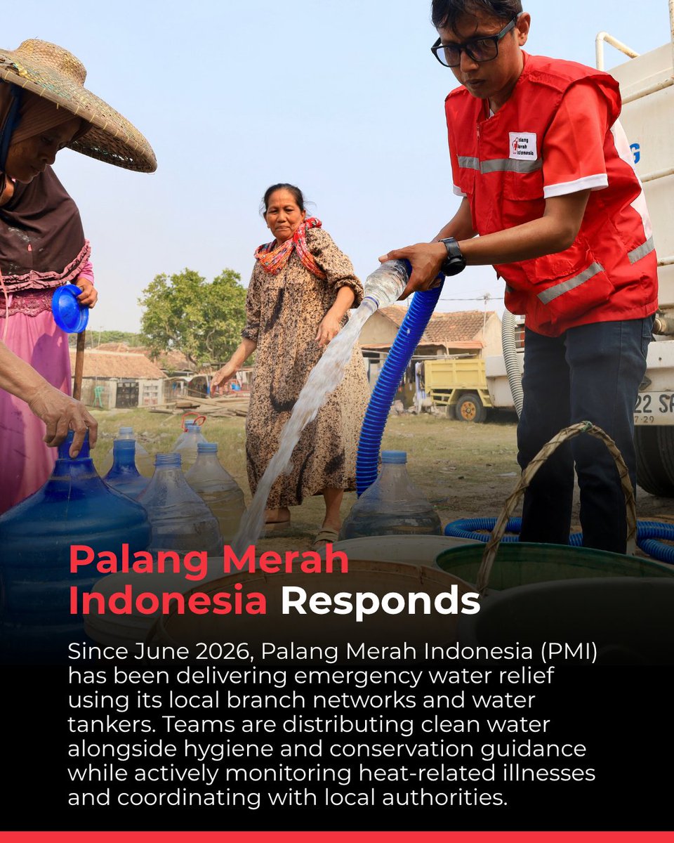 IFRCAsiaPacific's tweet photo. As drought worsens across Indonesia, communities are facing growing shortages of safe water.

Since June, @palangmerah has been delivering emergency water and supporting communities with hygiene, water conservation, and health messages.

Together with partners and with support from IFRC Disaster Response Emergency Funds (@IFRC_DREF), volunteers are helping communities cope and respond.

Read the operation report here: https://t.co/3IzCiMwrzp