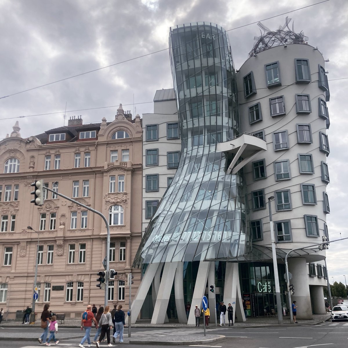 JaniraSaxa's tweet photo. La Maison dansante, une icône architecturale au cœur de Prague. https://t.co/JWkN2ybfkF