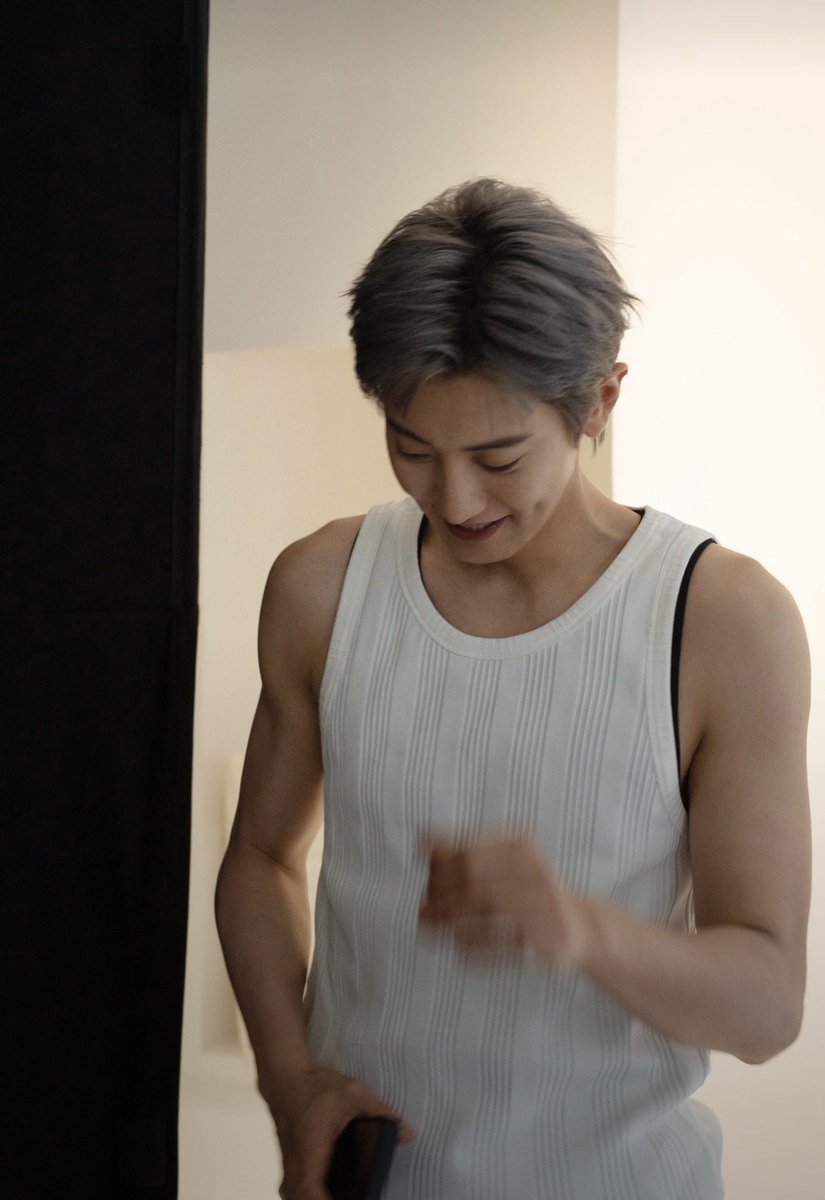 PCY_BASE's tweet photo. OKCS Updates: Behind the Scenes with CHANYEOL ✨

#CHANYEOL #찬열 https://t.co/M3l79ucrW0