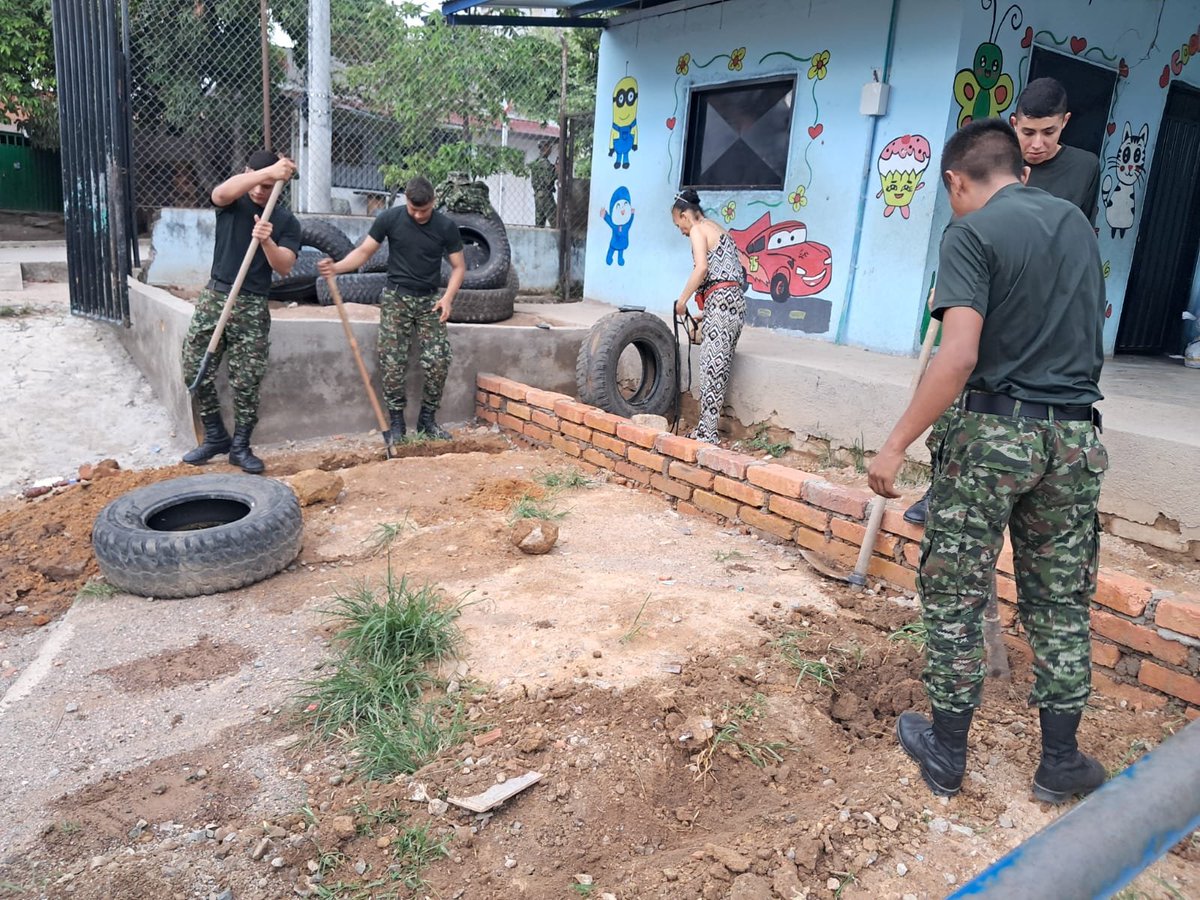 Ejercito_Div1's tweet photo. Desde el Batallón de Selva N.º 48 reafirmamos nuestro compromiso con la comunidad de Santa Rosa del Sur, #Bolívar. Adecuamos las zonas verdes del Instituto Educativo La Floresta para brindar a los estudiantes espacios dignos para su esparcimiento y convivencia. 

​#Brigada19🇨🇴
#SoldadoEsServicioSocial