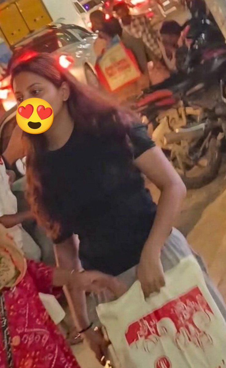 boultboy30's tweet photo. Sema structure uh 🥵 tight T shirt la #molai ya perfect ah vachiruka 🥵 

#candid #hotstructure #boobs #cutegirl #ass https://t.co/2eKBqins38