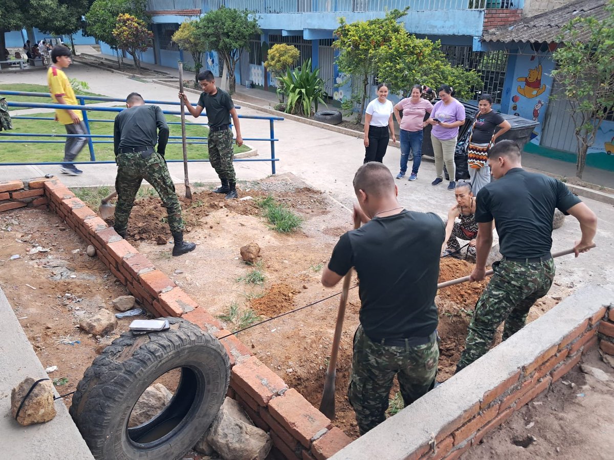 Ejercito_Div1's tweet photo. Desde el Batallón de Selva N.º 48 reafirmamos nuestro compromiso con la comunidad de Santa Rosa del Sur, #Bolívar. Adecuamos las zonas verdes del Instituto Educativo La Floresta para brindar a los estudiantes espacios dignos para su esparcimiento y convivencia. 

​#Brigada19🇨🇴
#SoldadoEsServicioSocial