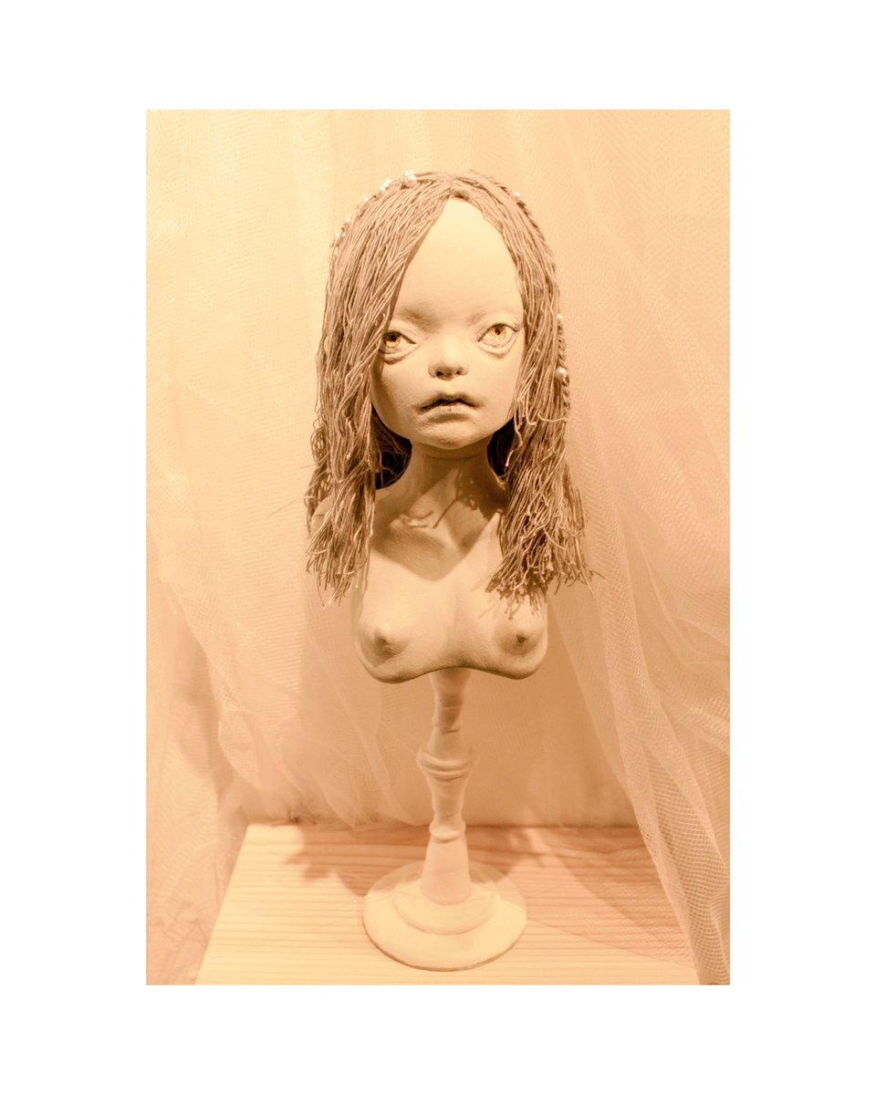 himithunomori's tweet photo. 🌙

今日10/7まで休廊日です⛅️

旧作の「夜に想う」を
リメイクして出展しています。
夜に焦がれるこです。

----
gallery hydrangea 企画展

『　波音を待つ夜に　』

会期：2026.10.02(金)〜11 (日) 休廊日：火・水
時間：13:00〜18:30
会場：@AjisaiGallery 
テーマ：人形 https://t.co/UI7QaGOUPm