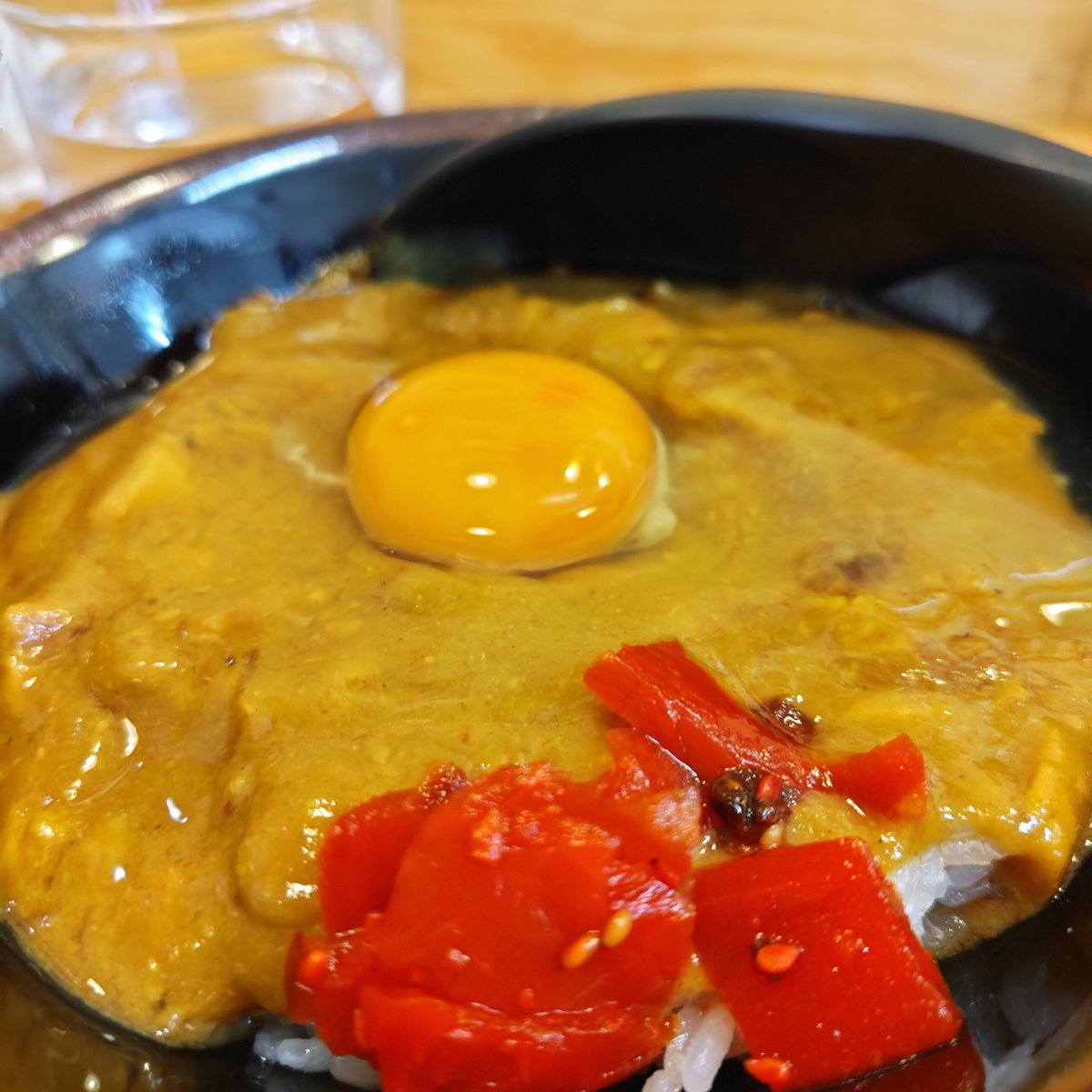 jyuJyFzFhi3Fn6t's tweet photo. お得な平日ランチセット
「鴨肉背脂塩ラーメン & カレー丼」無料卵
程良い背脂と、鴨の風味薫るスープにツルパツ細麺
旨いなぁ🤗
鴨肉、豚バラ各1枚、メンマ、葱がデフォルトTP
卵と頂くカレー🍛👍
いつも黄色だけど今日は赤色の福神漬
ご馳走様でした!
#ramenstand #ラーメンスタンド #熊谷グルメ https://t.co/7uSmjhsCVr