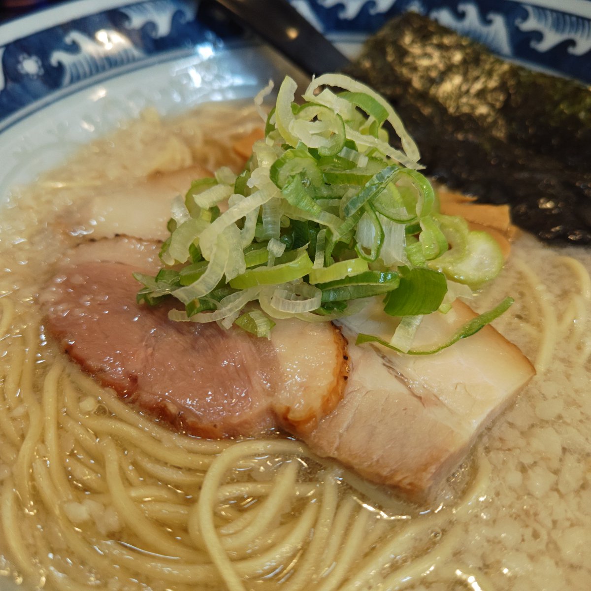 jyuJyFzFhi3Fn6t's tweet photo. お得な平日ランチセット
「鴨肉背脂塩ラーメン & カレー丼」無料卵
程良い背脂と、鴨の風味薫るスープにツルパツ細麺
旨いなぁ🤗
鴨肉、豚バラ各1枚、メンマ、葱がデフォルトTP
卵と頂くカレー🍛👍
いつも黄色だけど今日は赤色の福神漬
ご馳走様でした!
#ramenstand #ラーメンスタンド #熊谷グルメ https://t.co/7uSmjhsCVr