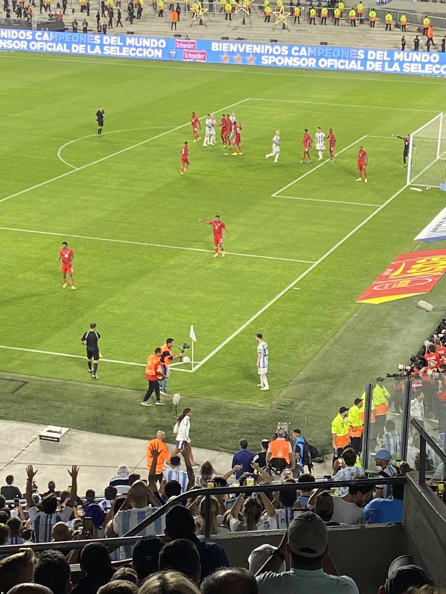 martufrak's tweet photo. yo tampoco me voy a olvidar jamas ese primer partido en casa después de ganar el mundial https://t.co/RRYkehndmD
