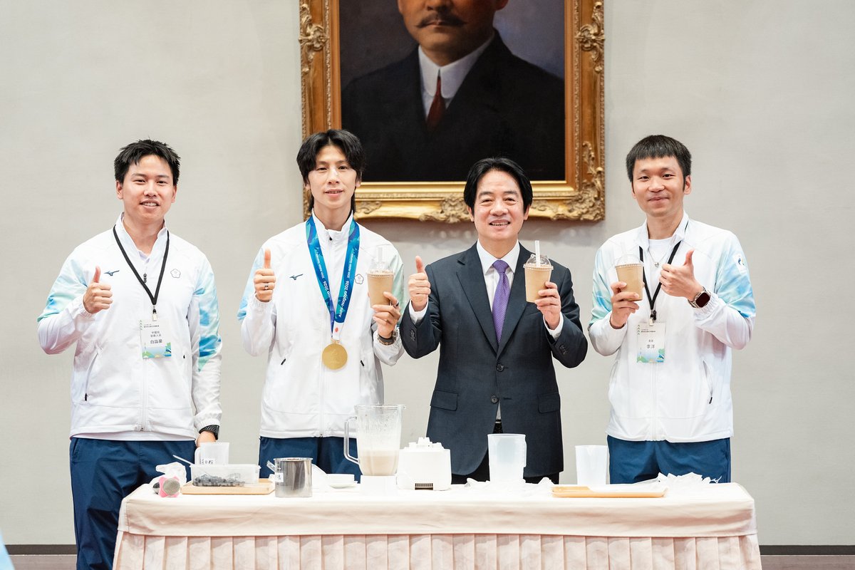 Taiwan_Today's tweet photo. President @ChingteLai (2nd right) joins Minister of Sports Lee Yang (right) in a 👍 at an event Oct. 6 at the Presidential Office to honor Taiwanese athletes taking part in the Aichi-Nagoya Asian Games. Team #Taiwan🇹🇼 won 5 🥇, 17🥈&amp; 33 🥉 at the quadrennial event. (📸PO) https://t.co/h42SqjK1ZM