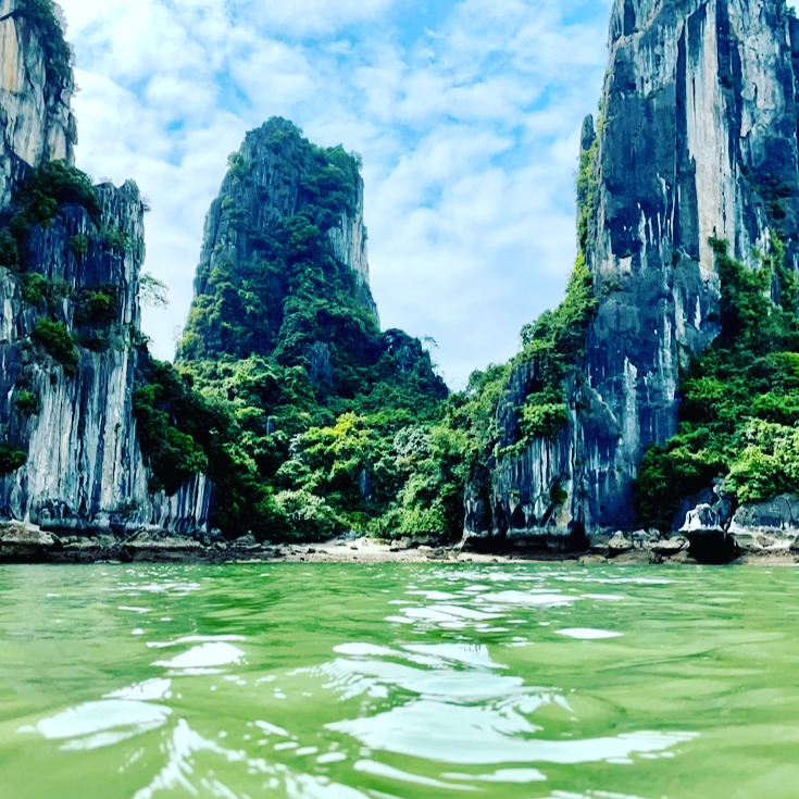 pleumpe's tweet photo. Halong Bay invites you to slow down among emerald waters and limestone karsts. Explore caves, hidden lagoons, and fishing villages by kayak or cruise. Stay overnight, watch the sunset from deck, and experience a seascape even better in person. https://t.co/QXHFzxrHaj