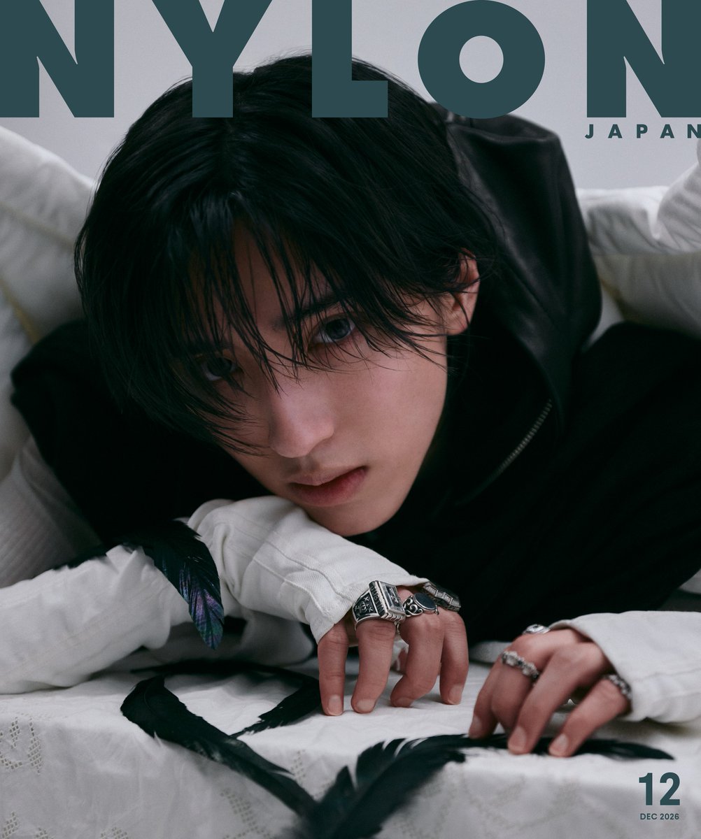 NYLONJAPAN's tweet photo. ✨ #道枝駿佑 が約4年ぶりにカバー降臨！✨ 

10月28日発売『NYLON JAPAN』12月号特別版のカバーは #なにわ男子 の #みっちー
テーマは、聖なる夜の“ダークプリンス”👑🖤🥀
ロングコートや大きな羽、ゴツめジュエリーをまとった反抗的なプリンススタイルを魅せるスペシャルファッションストーリーをお届け🎁
特別付録には、息をのむ美しさの「両面ピンナップ」も付属！スマホに入れたり、お部屋に飾って楽しめます✨
ロングインタビューでは、彼の現在地からプライベートなホリデートークまでたっぷり収録！

詳細はこちら
🔗https://t.co/MSMKBwWAPr

@728_Storm