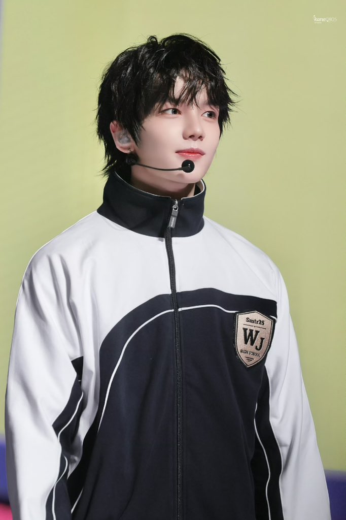 luveinmin's tweet photo. The way he looks in his school uniform looks just like my first love, who was my senior.🥲

#SMTR25  #HAMIN  #하민  #ハミン #SMNBG https://t.co/hzCyHd6v4X