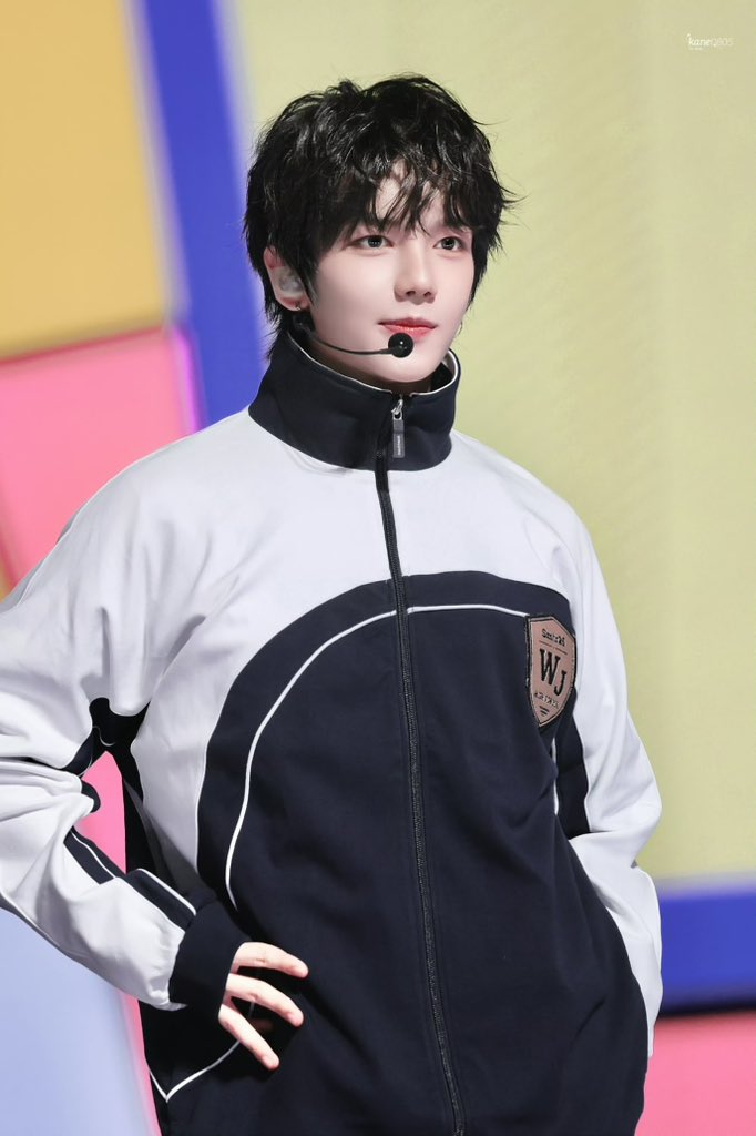 luveinmin's tweet photo. The way he looks in his school uniform looks just like my first love, who was my senior.🥲

#SMTR25  #HAMIN  #하민  #ハミン #SMNBG https://t.co/hzCyHd6v4X