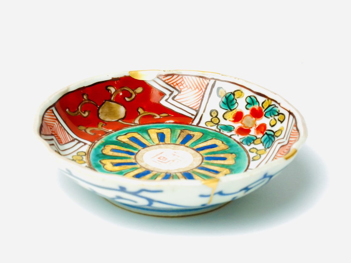 tsugu_kintsugi's tweet photo. 赤絵を基調に幾何学紋と、草花紋を組み合わせた華やかな小皿で��。日常使いにも取り入れやすい１枚です。 https://t.co/NKgtVEU0c7