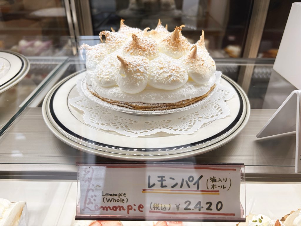 orie13a's tweet photo. かっぱ橋道具まつりに行ったら洋菓子レモンパイでケーキ買って帰るのおすすめ🧁🍰外観も絵本の『ちいさいおうち』みたいでワクワクする。もう46年目なんだって。レモンパイはマストだけど、チョコレートケーキがすごい好きだから売ってたら買って欲しい。ソルトレアチーズタルトも美味しかった。売り切れやすいので先に買って「あとで取りにきま〜す」が🙆‍♀️