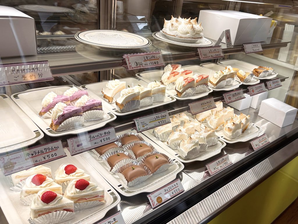 orie13a's tweet photo. かっぱ橋道具まつりに行ったら洋菓子レモンパイでケーキ買って帰るのおすすめ🧁🍰外観も絵本の『ちいさいおうち』みたいでワクワクする。もう46年目なんだって。レモンパイはマストだけど、チョコレートケーキがすごい好きだから売ってたら買って欲しい。ソルトレアチーズタルトも美味しかった。売り切れやすいので先に買って「あとで取りにきま〜す」が🙆‍♀️