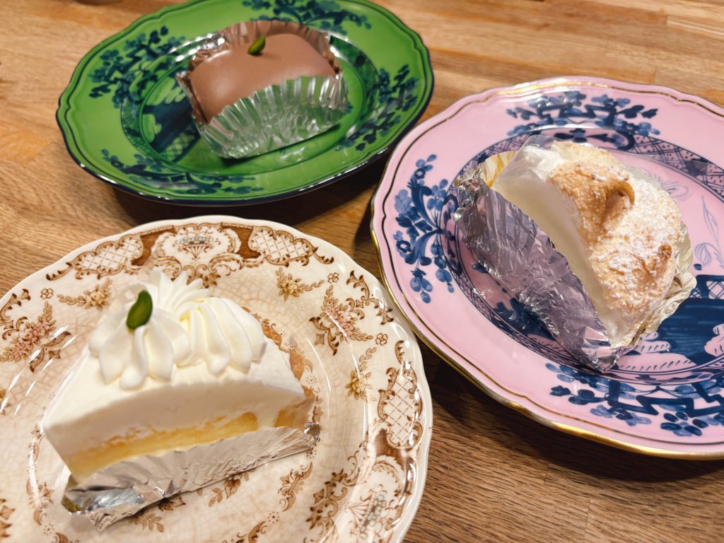 orie13a's tweet photo. かっぱ橋道具まつりに行ったら洋菓子レモンパイでケーキ買って帰るのおすすめ🧁🍰外観も絵本の『ちいさいおうち』みたいでワクワクする。もう46年目なんだって。レモンパイはマストだけど、チョコレートケーキがすごい好きだから売ってたら買って欲しい。ソルトレアチーズタルトも美味しかった。売り切れやすいので先に買って「あとで取りにきま〜す」が🙆‍♀️