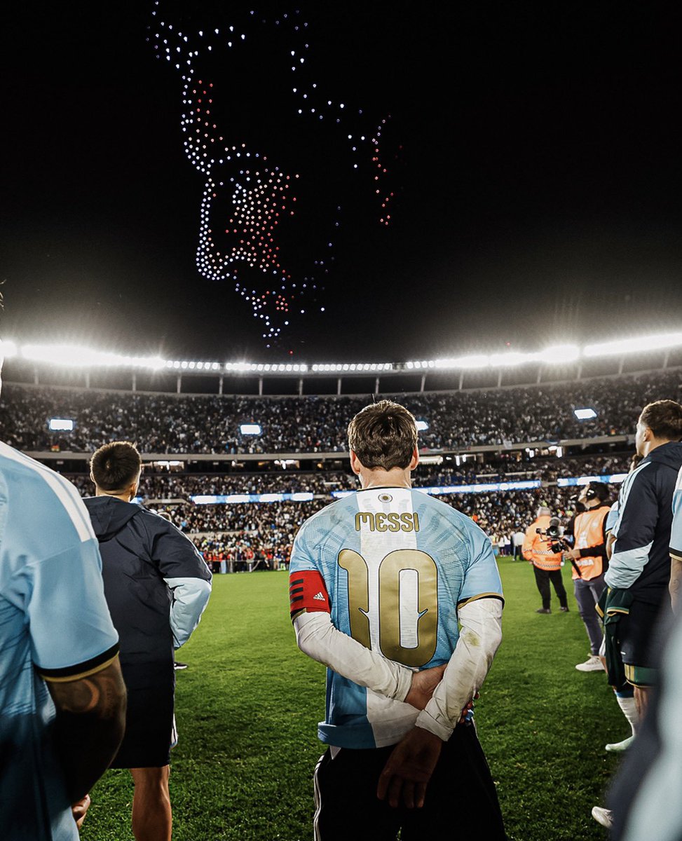 LoyalSachinFan's tweet photo. What a picture. The greatest tribute for the greatest player to ever grace this sport. Lionel Messi deserves every bit of it. https://t.co/XwHPMDYIoL