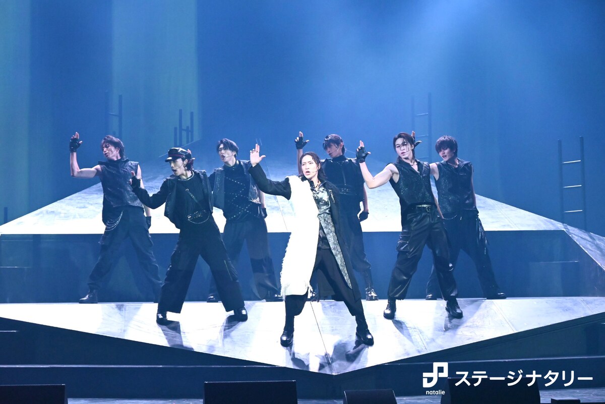 stage_natalie's tweet photo. 【公演レポート】12年ぶりの「THE ALUCARD SHOW」開幕🦇🔴

松下優也「やっぱりこの舞台は斬新」
（舞台写真 / コメントあり / 写真49枚）
https://t.co/MSD0FUldO2

#ALUCARDSHOW2026 https://t.co/Ne9ulNZvrP