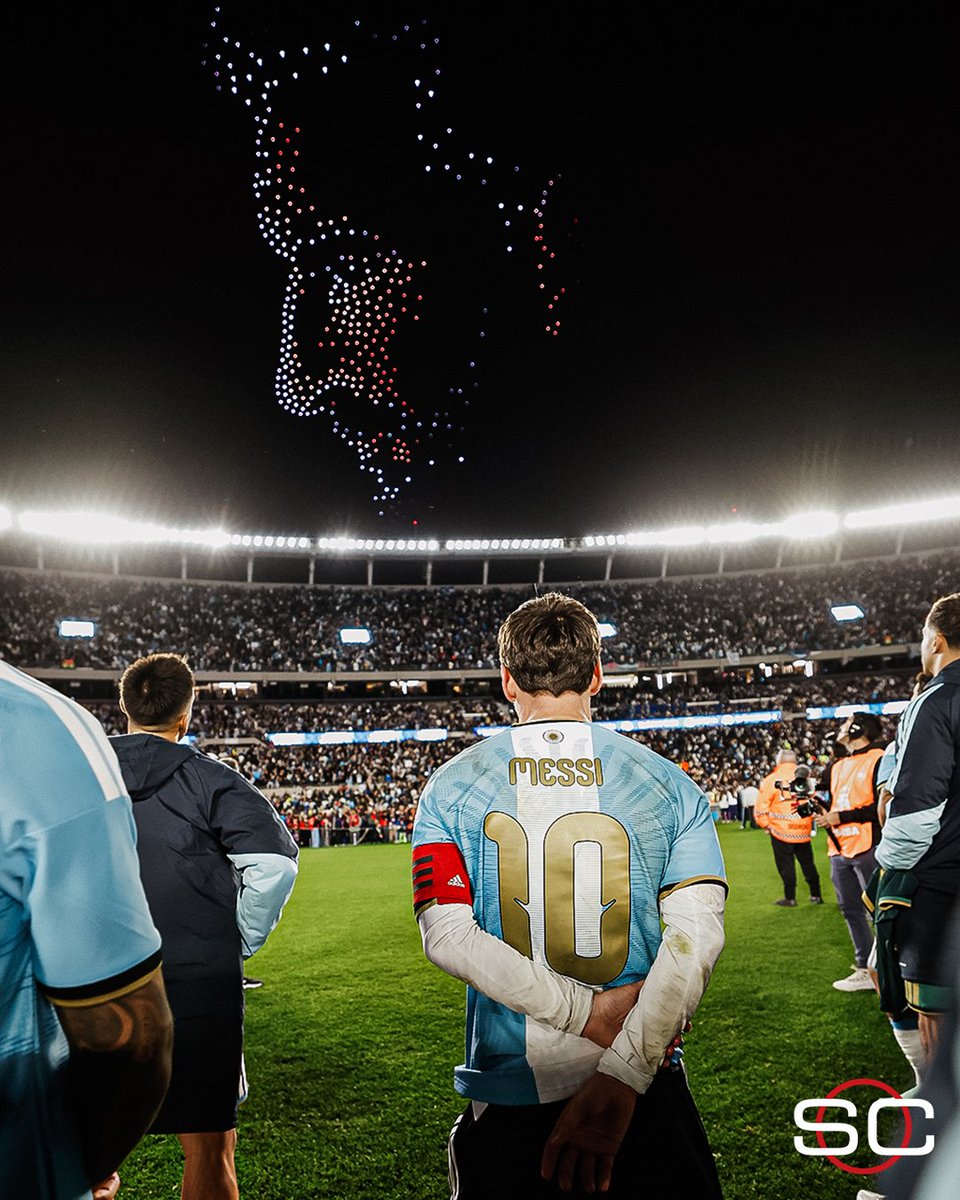 SC_ESPN's tweet photo. Leo Messi y una postal INOLVIDABLE en su despedida con un show de drones.

📷 @Argentina https://t.co/SQK77LBDlD